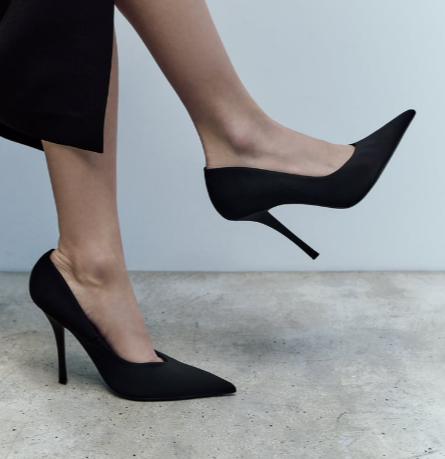 Heeled shoes with pointed  toe