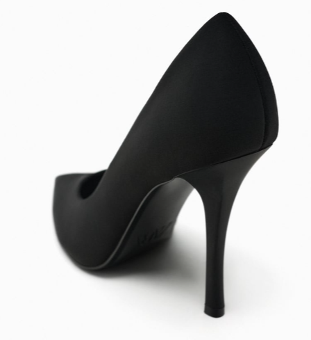 Heeled shoes with pointed  toe