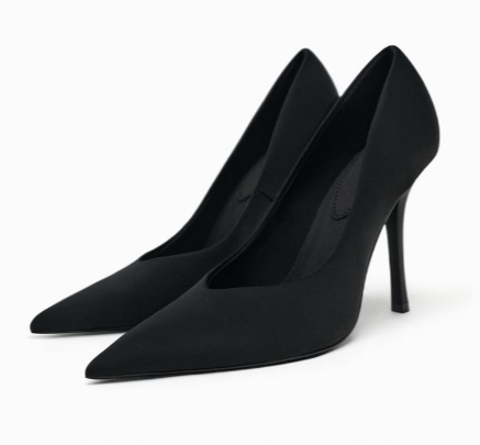 Heeled shoes with pointed  toe