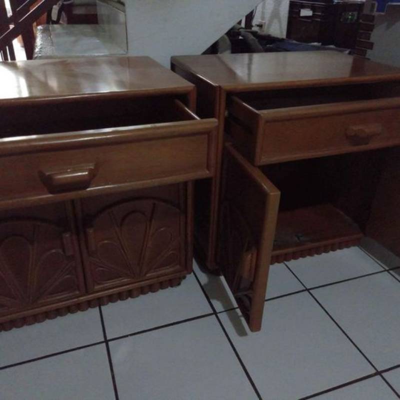 Juego de mesas de noche de pura madera.