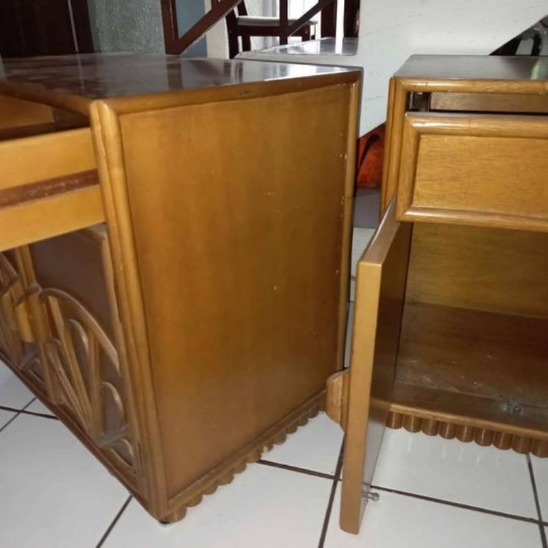 Juego de mesas de noche de pura madera.