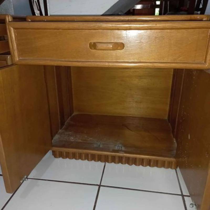 Juego de mesas de noche de pura madera.