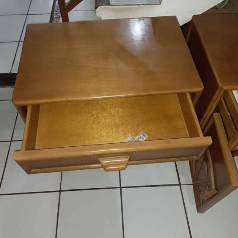 Juego de mesas de noche de pura madera.