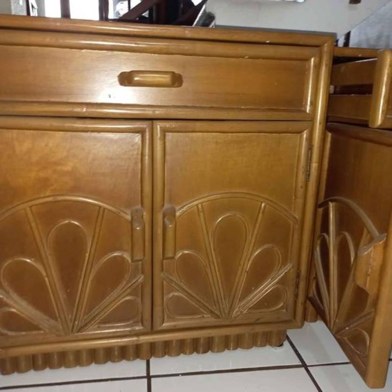 Juego de mesas de noche de pura madera.