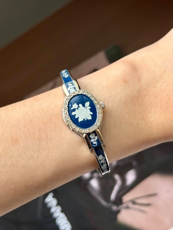 Andre Mouche Peekaboo Enamel Floral Bangle Ladies Quartz  display picture 1